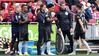 إيثان نوانيري لاعب أرسنال أصغر لاعب في تاريخ البريميرليج