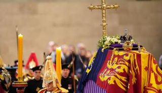 نعش الملكة إليزابيث مسجى في قاعة وستمنستر 