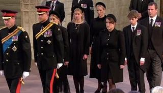 الأمراء أحفاد الملكة خلال وقفة حداد صامتة حول نعش الجدة