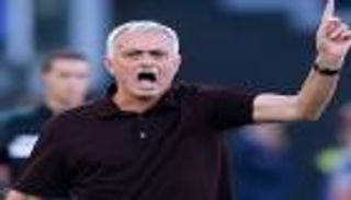 تعرض للطرد.. مورينيو يثير الفوضى في موقعة روما وأتالانتا (فيديو)