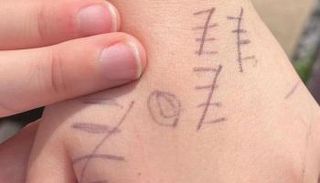 الرموز الإحصائية على يد مراهق