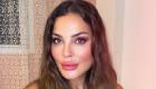 نادين نجيم بفستان قصير: "مين رح تفرم زهرة هالمرة؟" (صورة)