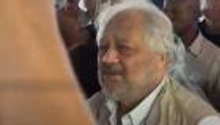 انهيار الفنان خالد زكي لحظة تشييع جثمان زوجته (صور)