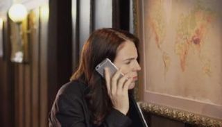 رئيسة وزراء نيوزيلندا جاسيندا أرديرن تبدو منزعجة خلال اتصال هاتفي