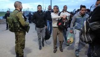 عمال في طريقهم للعمل في إسرائيل-أرشيفية