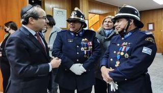 السفير الإسرائيلي المعين حديثاً في تشيلي يحضر مراسم دينية في كنيس يهودي 