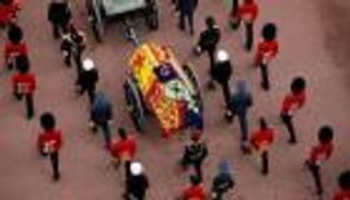 دور سينما وشاشات ضخمة في بريطانيا تعرض جنازة الملكة إليزابيث