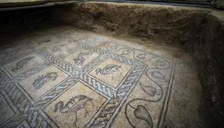 فلسطيني يكتشف لوحة فسيفساء في أرضه