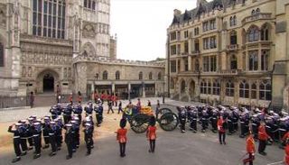 نعش المكلة إليزابيث محمولا على عربة مدفع