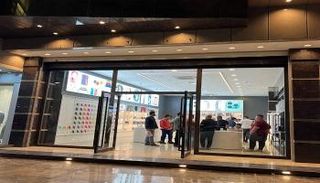 إقبال على أجهزة آيفون في العراق 