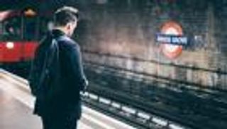 ينسى "حقيبة مخدرات" في محطة قطار ويتخذ "أغبى قرار"