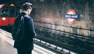 شاب يحمل حقيبة ظهر في محطة قطار - أرشيفية