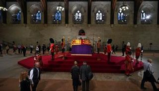 جثمان الملكة إليزابيث الثانية في قصر باكنغهام