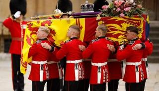 نعش الملكة إليزابيث يحمله 8 من أفراد القوات المسلحة