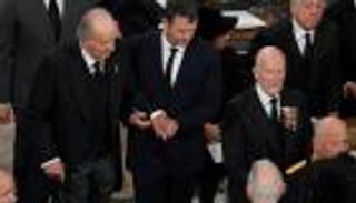 عكس رغبة الحكومة.. خوان كارلوس يشارك في تشييع إليزابيث