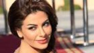 تنورة قصيرة.. صبا مبارك في إطلالة صيفية مكشوفة الخصر (صور)