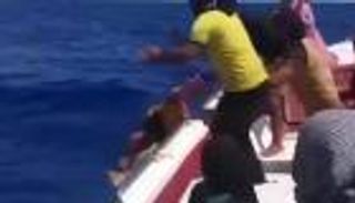 فيديو يفطر القلوب.. مهاجر سوري يرمي جثة طفله في عرض البحر