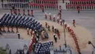 نوم على الأرصفة واتشاح بالسواد.. الحزن يعتصر بريطانيين لوفاة إليزابيث