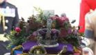 دفن الملكة إليزابيث.. ماهي دلالات الزهور فوق النعش؟