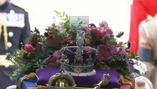 باقة الزهور التي وضعت على نعش الملكة