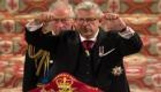  اللورد تشامبرلين يكسر عصاه فوق نعش الملكة.. ماذا يعني؟