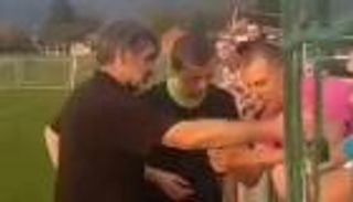 عقوبة "غير متوقعة".. حكم يستخدم هاتف مشجع لتطبيق الفار (فيديو)