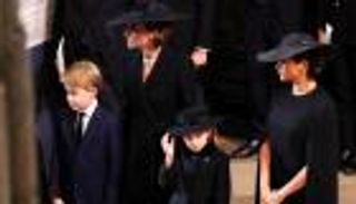 الأميرة شارلوت تخطف الأنظار في جنازة الملكة.. موقف مؤثر مع هاري