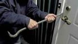 بمعاونة شابين.. جزائرية تقتحم منزل قريبتها وتسرق مجوهراتها النادرة