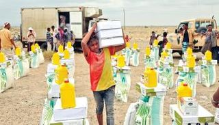 طفل يمني في موقع توزيع مساعدات غذائية .. أرشيفية