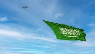مروحية تحمل علم المملكة في اليوم الوطني السعودي 2022