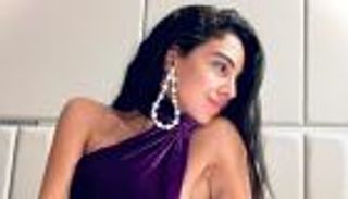 سلمى أبو ضيف في الصيف والخريف.. صدر مكشوف وملابس ثقيلة (صور)