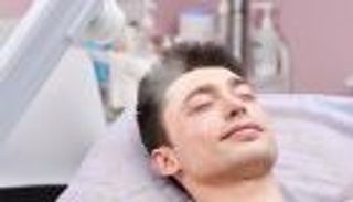 تنظيف البشرة بالبخار: هل هو مضر أم مفيد؟