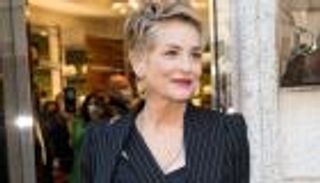 الملكة شارون ستون.. إطلالة شفافة بدون ملابس سفلية