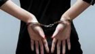 قادمة من دولة أوروبية.. ضبط سيدة بحوزتها 8 أكياس حشيش بالكويت