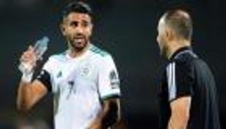 بعد عودته لمنتخب الجزائر.. ماذا حدث مع رياض محرز في المطار؟ (فيديو)