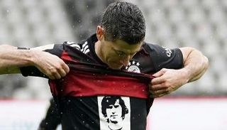 روبرت ليفاندوفسكي يحمل صورة جيرد مولر