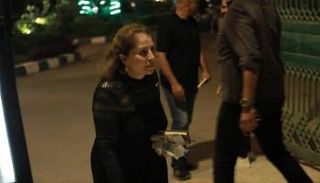 الفنانة بوسي في عزاء زوجة خالد زكي