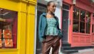 كنزي عمرو دياب في إطلالة جديدة.. بنطلون جلد ونظرة جريئة