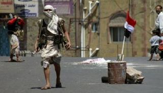 مسلح تابع للإخوان في شوراع تعز