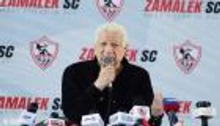 بكاء على الهواء.. مرتضى منصور بطل ليلة حزينة في نادي الزمالك (فيديو)