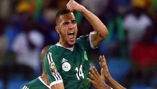 نبيل بن طالب لاعب منتخب الجزائر