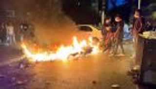 إصابة 4 ضباط شرطة إيرانيين ومقتل "معاون" في احتجاجات شيراز