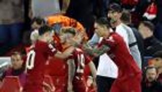 تصويبة كوميدية تحول مهاجم ليفربول لمادة ساخرة (فيديو)