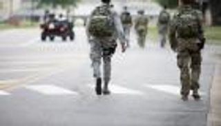 "فتنة" لقاح كورونا بالجيش الأمريكي.. روايات المنبوذين