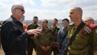 جانتس: إيران تحاول "شراء لبنان" بالاعتماد على "حزب الله"