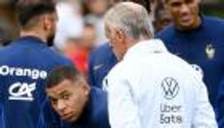 فرنسا تبدأ استعداداتها لكأس العالم 2022 بنصف منتخب