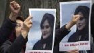 بايدن يتضامن مع "الإيرانيات الشجاعات".. رقعة الاحتجاجات تتسع