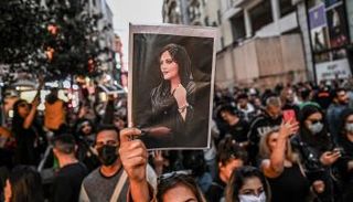 متظاهرون يرفعون صورة  مهسا أميني  