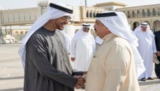 الشيخ محمد بن زايد آل نهيان يودع الملك حمد بن عيسى آل خليفة