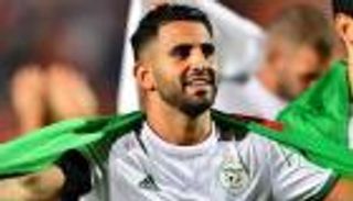 رغم الانتقادات.. رياض محرز يتفوق على ميسي برقم مبهر